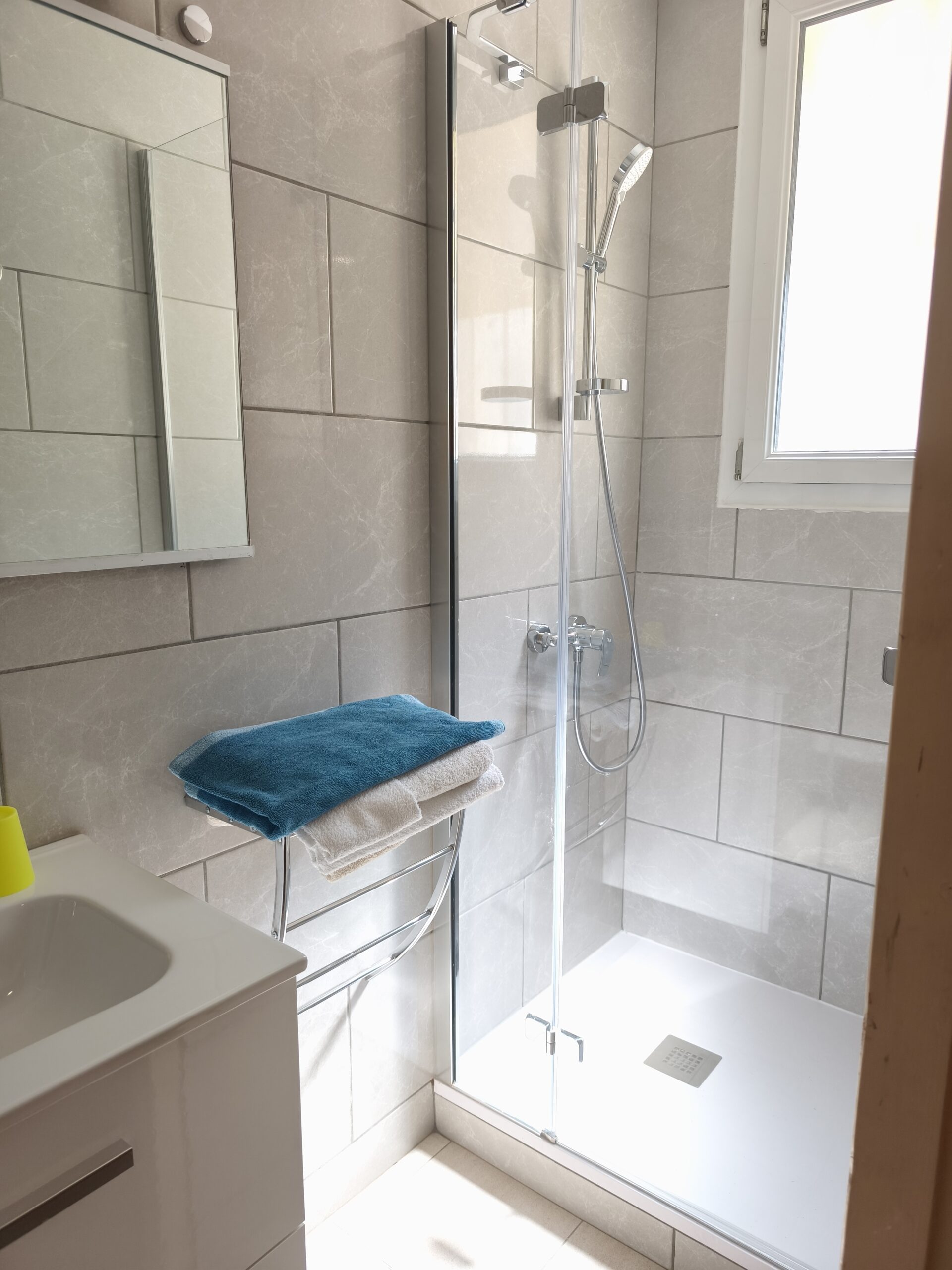 Photo montrant une salle de bain d'une chambre avec deux lits une place sur la page nos chambres nos suites de l'hôtel la pergola
