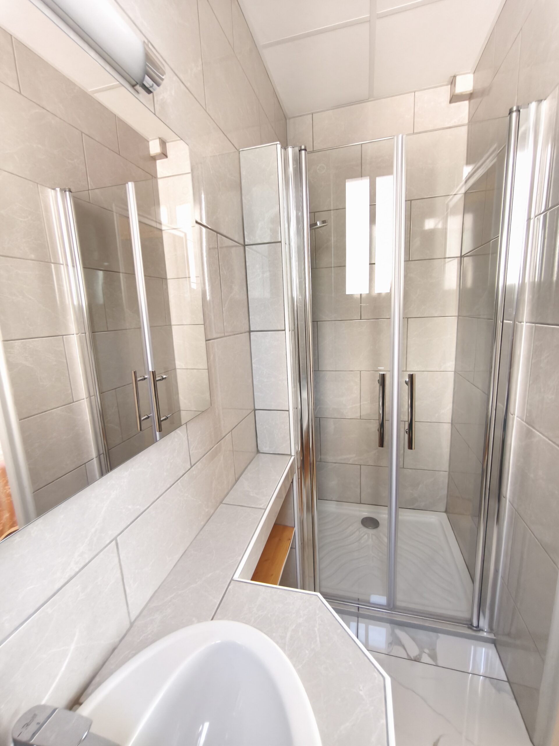 Photo montrant une salle de bain avec un grand lit dans la page nos chambres nos suites de l'hôtel la pergola