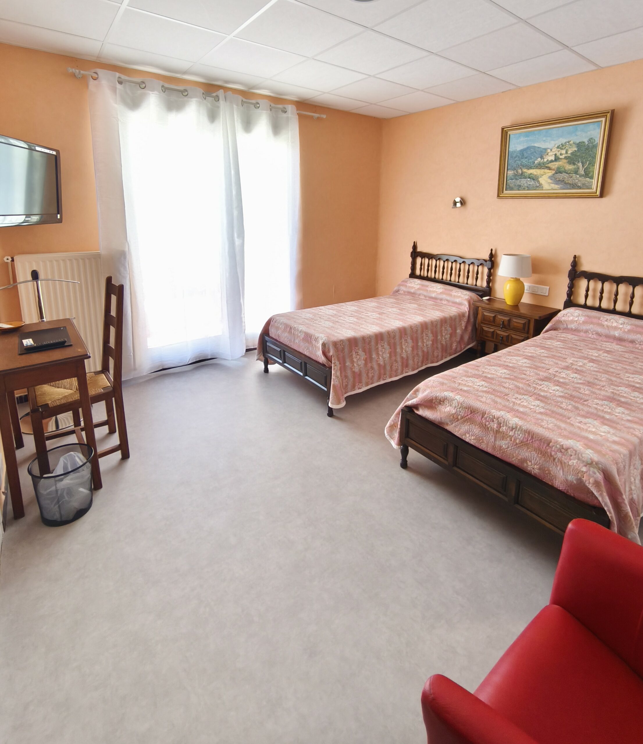 Photo montrant une vue sur une chambre 2 lits simples sur la page de l'hôtel La Pergola