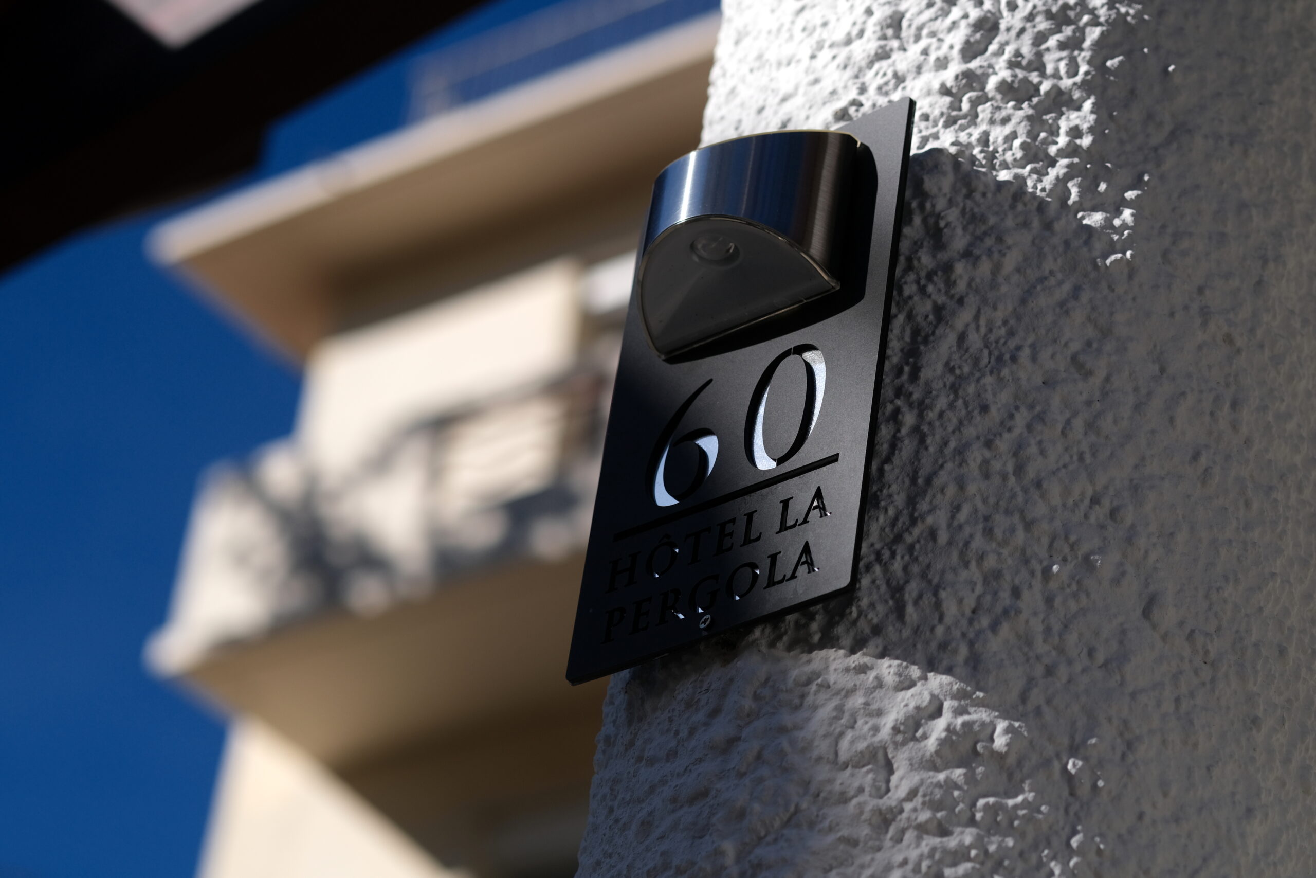 Photo montrant le numéro de rue de l'hôtel la pergola sur la page nos chambres nos suites