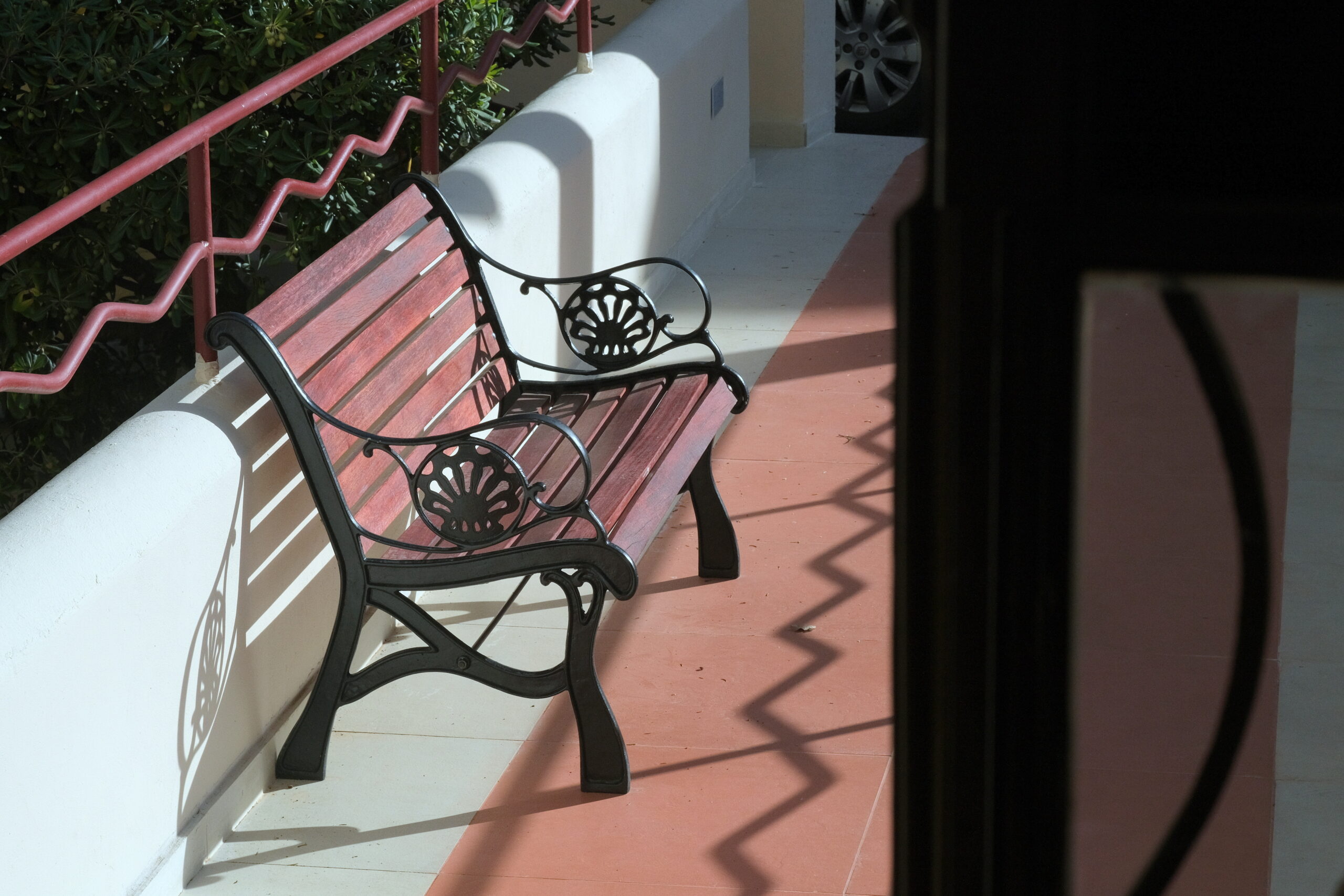 Photo montrant le banc extérieur de l'hôtel la pergola sur la page nos chambres et suites