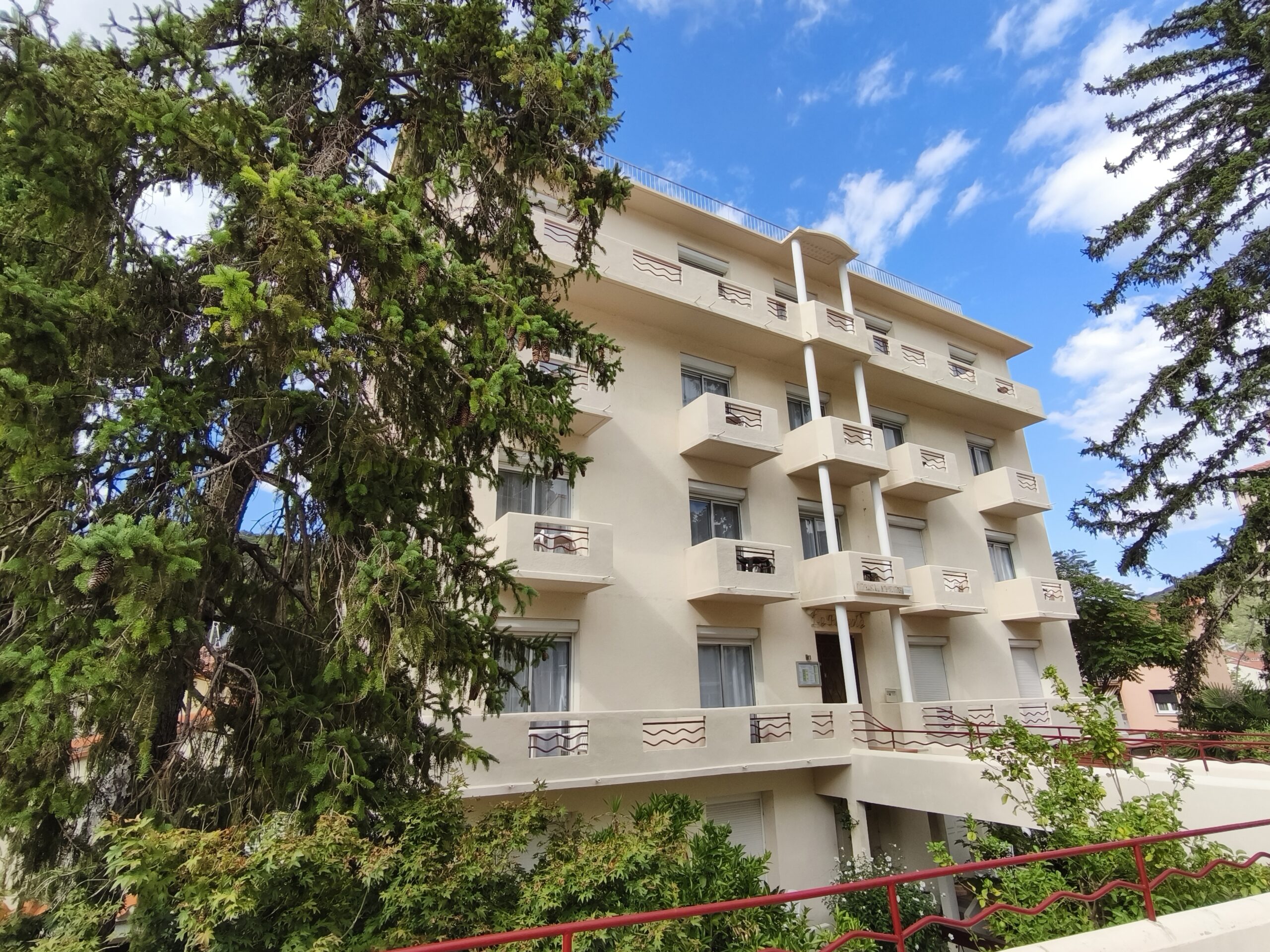 Photo montrant la façade de l'hôtel la pergola sur la page nos chambres et suites