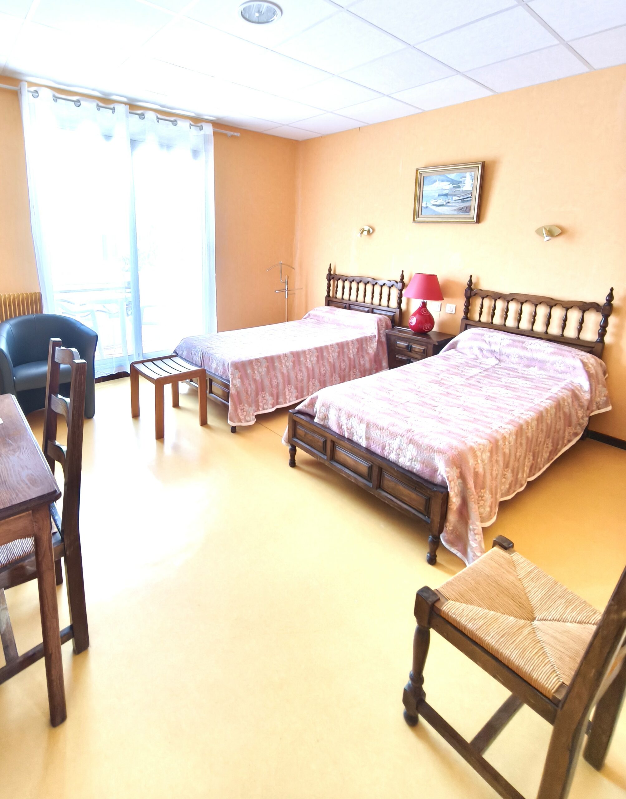 Photo montrant un appartement avec deux lits simple sur la page appartements de l'hôtel la pergola