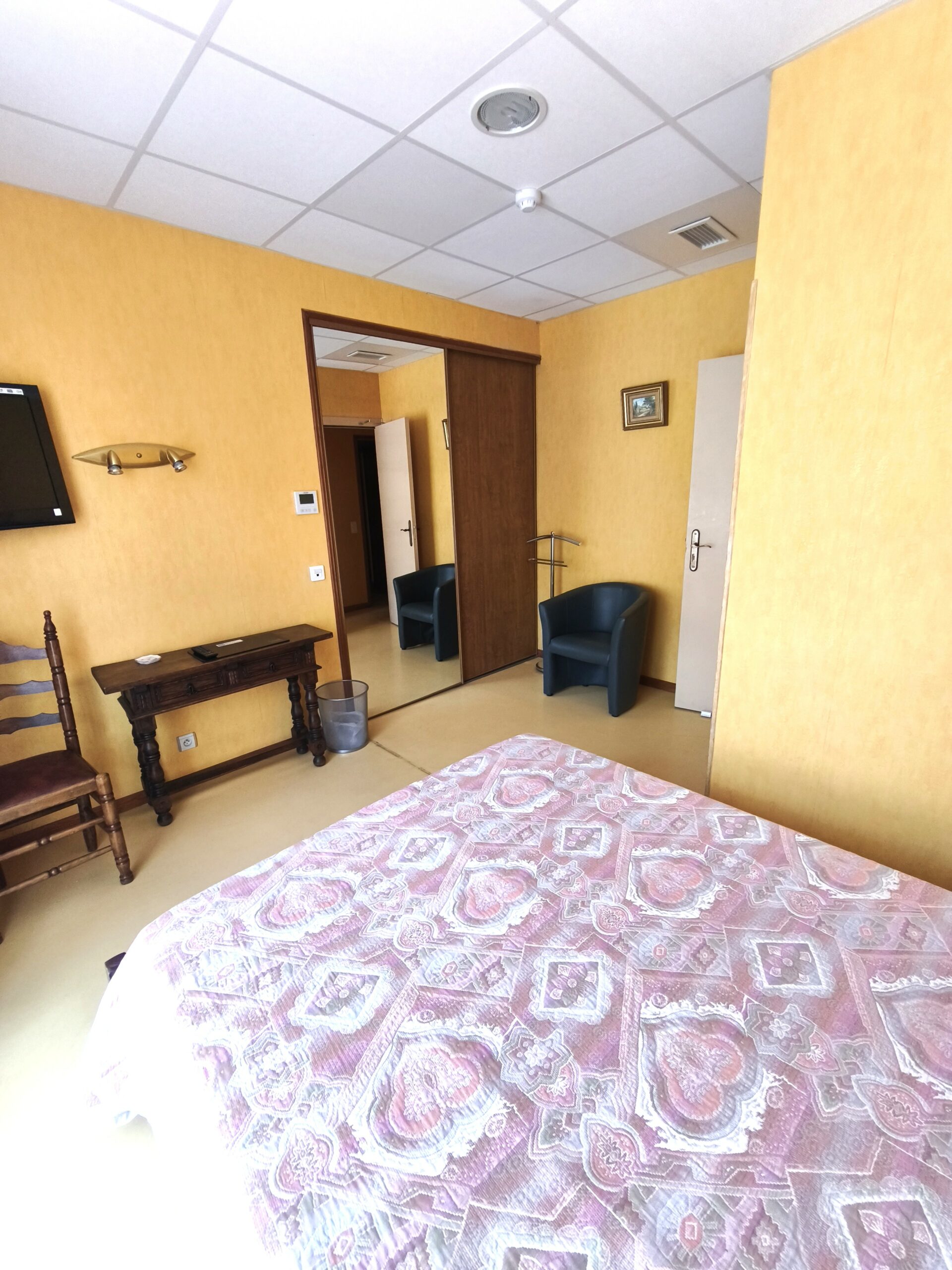 Photo montrant un appartement avec un lit doubleur la page appartements de l'hôtel la pergola.