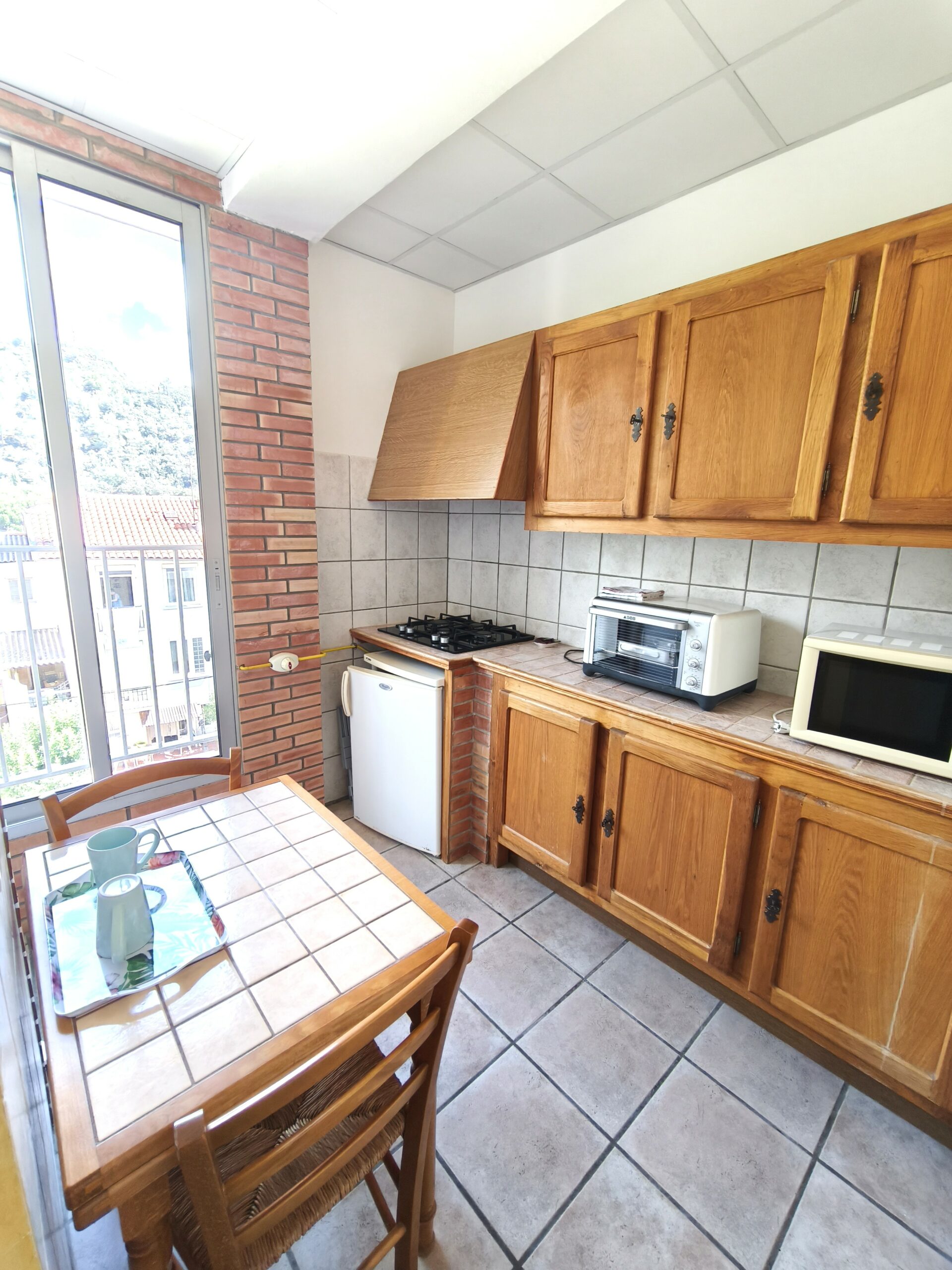 Photo montrant une cuisine d'un appartement avec deux chambres sur la page appartements de l'hôtel la pergola