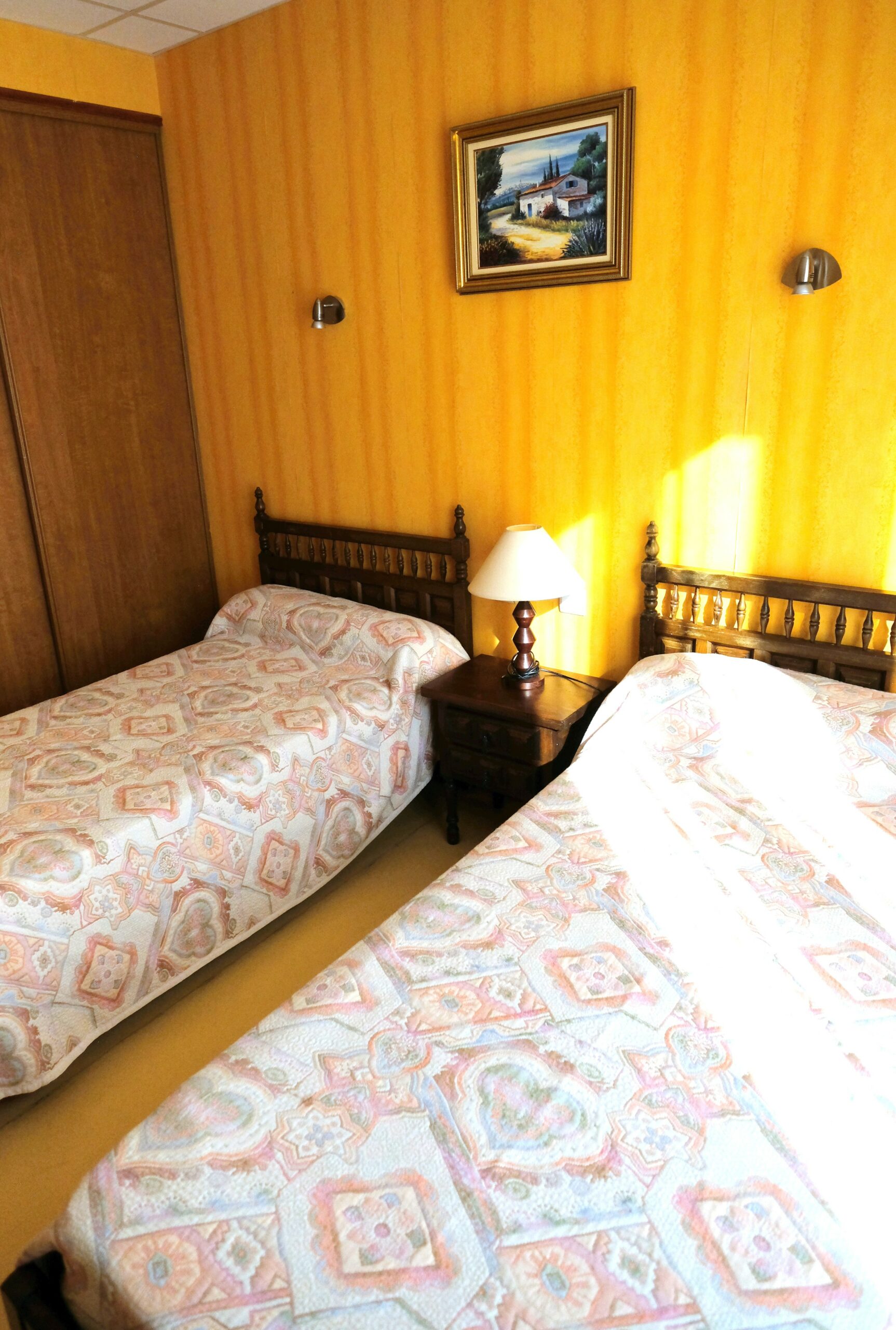 Photo montrant une suite avec deux lits simple sur la page nos chambres nos suites de l'hôtel la pergola