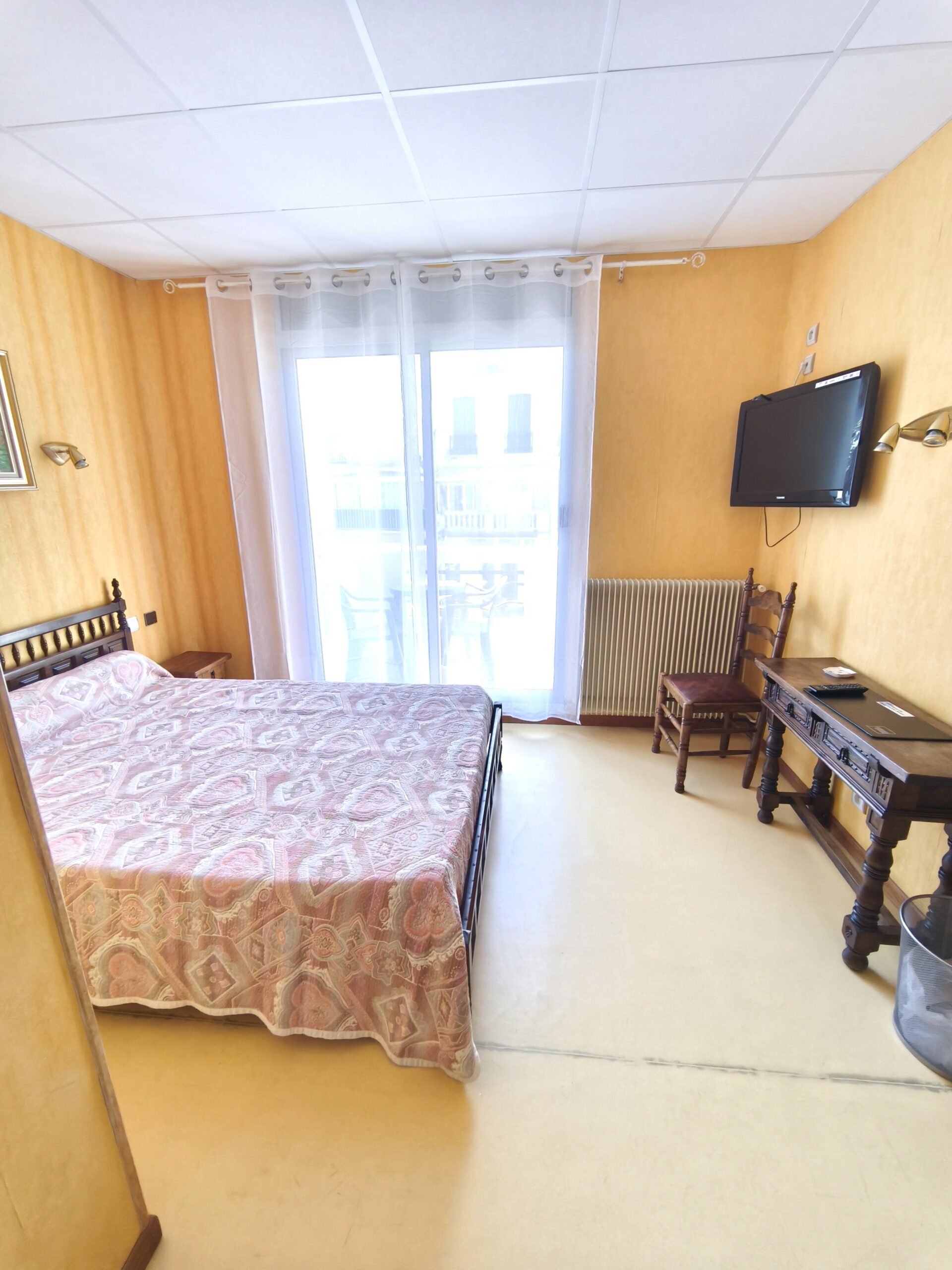 Photo montrant une suite avec un grand lit sur la page nos chambres nos suites de l'hôtel la pergola