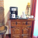 Photo montrant la machine à café à accès libre dans le salon sur la page appartements de l'hôtel la pergola